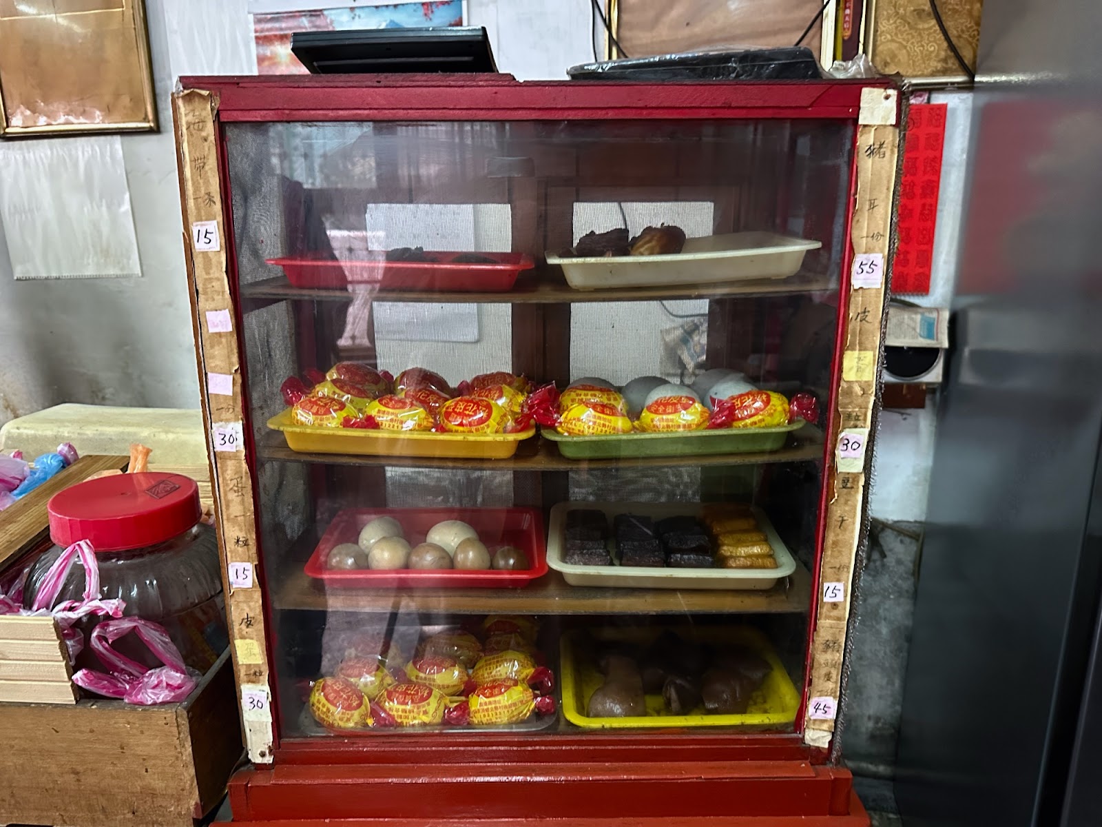 大碗公牛肉麵 小菜櫃子