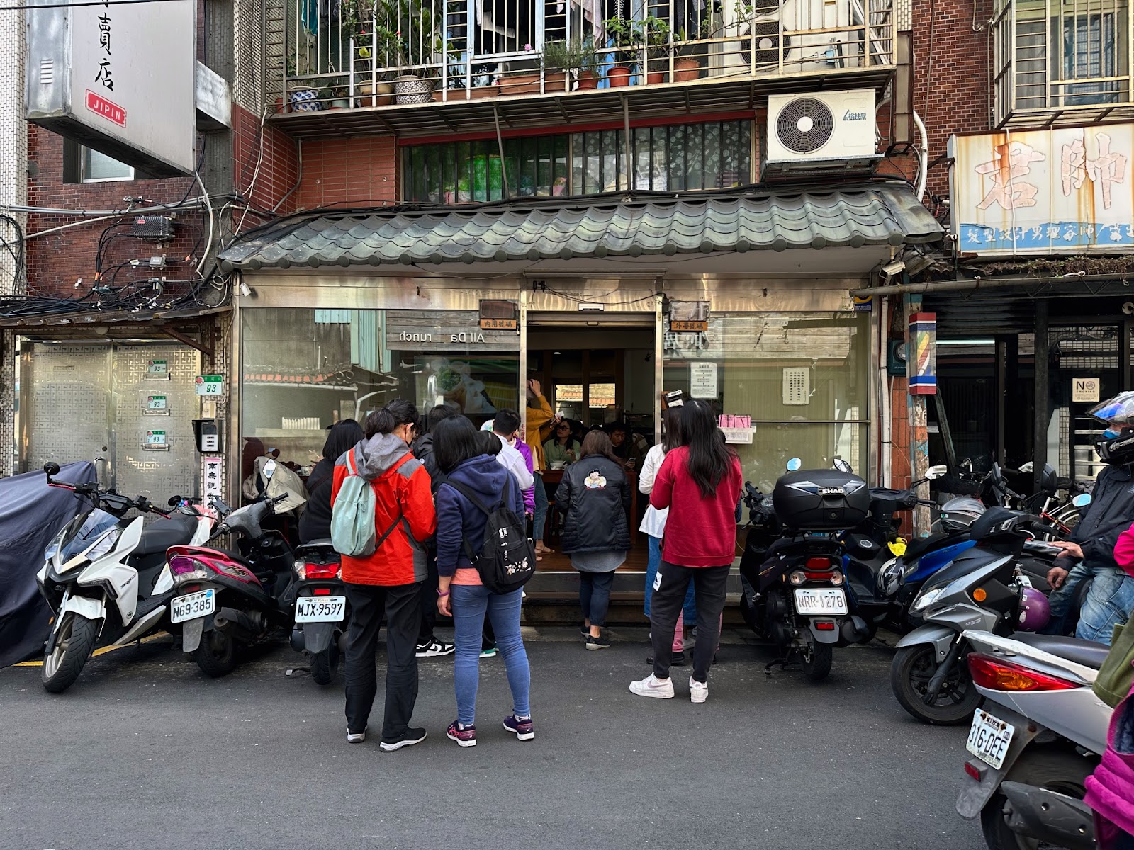 及品鍋貼水餃專賣店 門口人潮