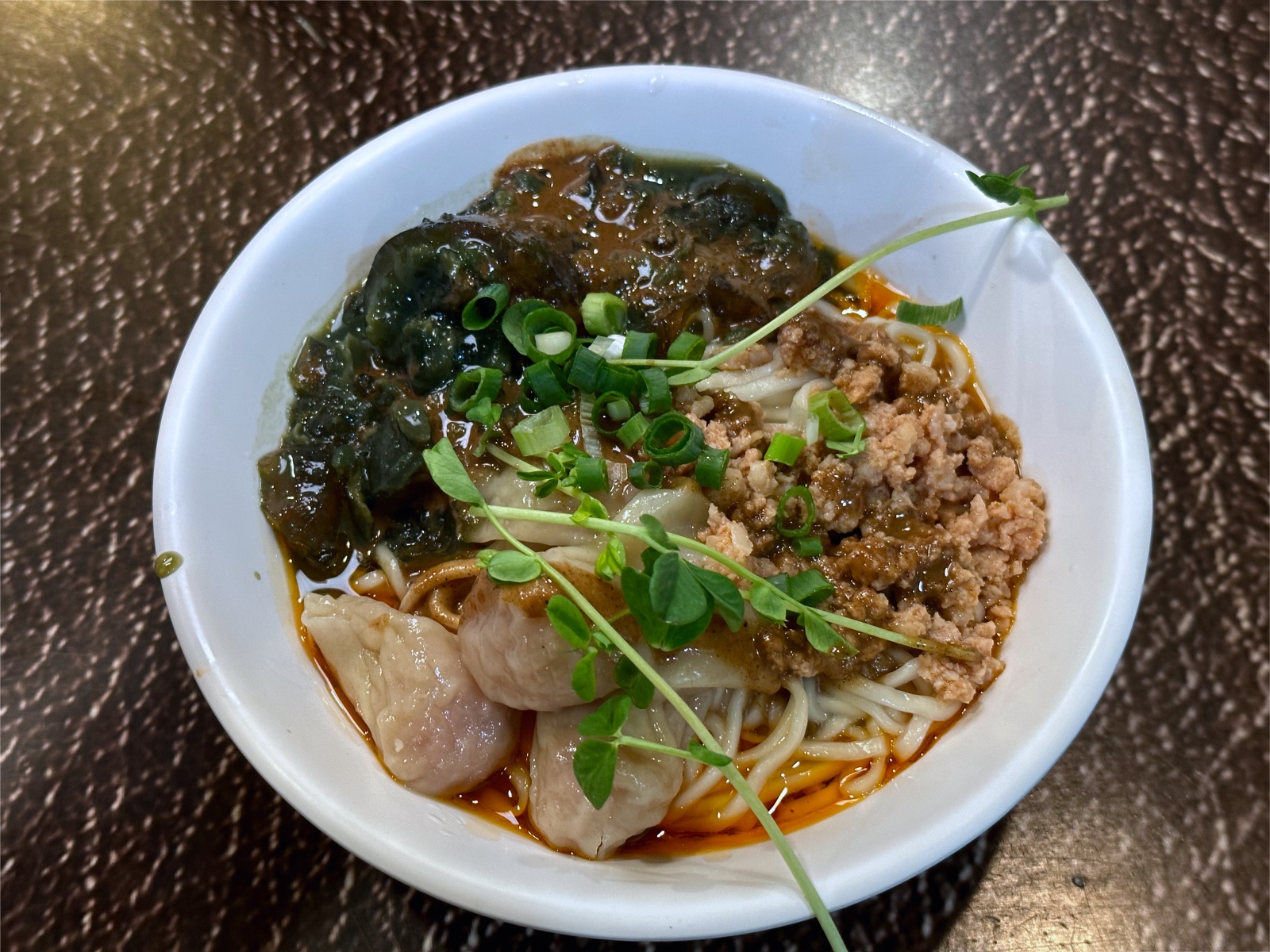 【 查記麵館 】吳興街皮蛋麵排隊名店！